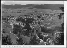 [Vue d'ensemble de Morteau, depuis la Table du Roi à l'ouest], milieu 20e siècle. © Région Bourgogne-Franche-Comté, Inventaire du patrimoine