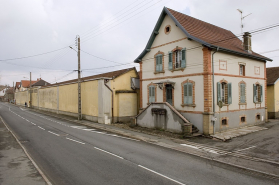 Alignement sur l'avenue Jean Jaurès de l'atelier de tissage et du logement d'entrée. © Région Bourgogne-Franche-Comté, Inventaire du patrimoine