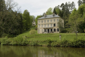 La chapelle et la demeure patronale depuis le sud-est. © Région Bourgogne-Franche-Comté, Inventaire du patrimoine