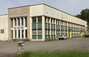 Extension contemporaine (vestiaires, bureaux). © Région Bourgogne-Franche-Comté, Inventaire du patrimoine