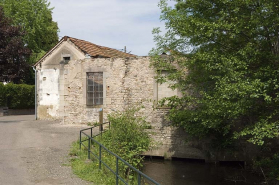 Pignons ouest de l'atelier de fabrication et canal de fuite. © Région Bourgogne-Franche-Comté, Inventaire du patrimoine