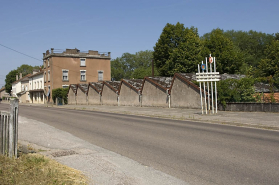 Logement, bureau et atelier de fabrication le long de l'avenue. © Région Bourgogne-Franche-Comté, Inventaire du patrimoine