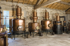 Trois alambics à vapeur provenant de la distillerie Lemercier (Prédurupt), et alambic Lepage, Urbain et Cie. © Région Bourgogne-Franche-Comté, Inventaire du patrimoine