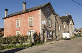 Vue de trois quarts depuis la route. © Région Bourgogne-Franche-Comté, Inventaire du patrimoine