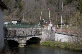 Passage à niveau n° 100, depuis la rive droite de l'Ange à l'est. © Région Bourgogne-Franche-Comté, Inventaire du patrimoine