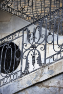 Détail d'une partie du décor de la rampe de l'escalier. © Région Bourgogne-Franche-Comté, Inventaire du patrimoine