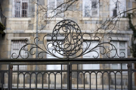 Détail du couronnement de la grille du jardin. © Région Bourgogne-Franche-Comté, Inventaire du patrimoine