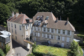 Vue plongeante sur la demeure depuis le clocher de la cathédrale Saint-Jean. © Région Bourgogne-Franche-Comté, Inventaire du Patrimoine