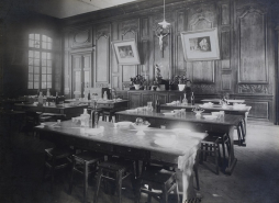 Photographie du grand salon, transformé en réfectoire, lors de l'occupation des lieux par l'école Notre-Dame. © Région Bourgogne-Franche-Comté, Inventaire du Patrimoine