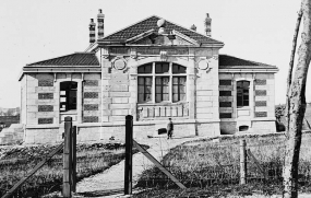 [Vue d'ensemble de la bibliothèque (avec sa façade d'origine)], entre 1884 et 1888. © Région Bourgogne-Franche-Comté, Inventaire du patrimoine