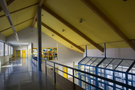 Site récent : galerie à l'étage de l'entrée des élèves (depuis le côté salles de physique-chimie). © Région Bourgogne-Franche-Comté, Inventaire du patrimoine