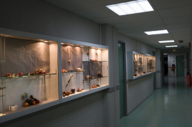 Site récent, pôle bijouterie : couloir avec vitrines. © Région Bourgogne-Franche-Comté, Inventaire du patrimoine