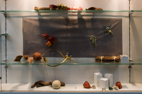 Site récent, pôle bijouterie : bijoux exposés en vitrine. © Région Bourgogne-Franche-Comté, Inventaire du patrimoine