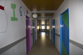 Site récent, bâtiment des salles de physique-chimie : couloir. © Région Bourgogne-Franche-Comté, Inventaire du patrimoine