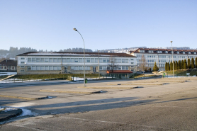 Site ancien : cantine (au centre) et internat, depuis le sud-est. © Région Bourgogne-Franche-Comté, Inventaire du patrimoine