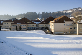 Site récent : bâtiments de l'administration (à gauche) et du pôle bijouterie (au centre et à droite), depuis l'est. © Région Bourgogne-Franche-Comté, Inventaire du patrimoine