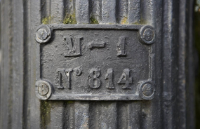 Plaque vissée sur le fût de la pompe droite. © Région Bourgogne-Franche-Comté, Inventaire du patrimoine