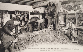 Grandes distilleries Lemercier Frères. Fougerolles (Haute-Saône) [...] La tonnellerie. © Région Bourgogne-Franche-Comté, Inventaire du patrimoine