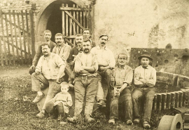 Ouvriers posant devant l'atelier de forge. © Région Bourgogne-Franche-Comté, Inventaire du patrimoine