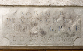 Cartouche figurant sur le linteau de porte de l'ancien atelier de fabrication. © Région Bourgogne-Franche-Comté, Inventaire du patrimoine