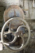 Atelier de scierie. Volant du mécanisme d'admission d'eau de la turbine. © Région Bourgogne-Franche-Comté, Inventaire du patrimoine