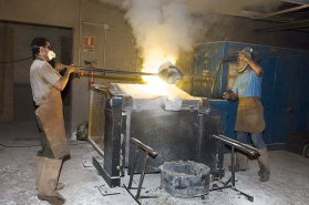 Le contenu de la poche est reversé dans le four. © Région Bourgogne-Franche-Comté, Inventaire du patrimoine