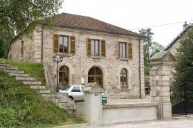 Façade antérieure. Vue de trois quarts. © Région Bourgogne-Franche-Comté, Inventaire du patrimoine