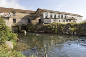 Canal de fuite et atelier de fabrication depuis le sud. © Région Bourgogne-Franche-Comté, Inventaire du patrimoine