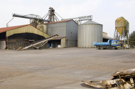Silos et entrepôts industriels depuis l'arrière. © Région Bourgogne-Franche-Comté, Inventaire du patrimoine