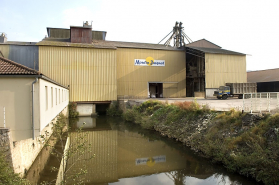 Canal de fuite et façade sud de la minoterie. © Région Bourgogne-Franche-Comté, Inventaire du patrimoine