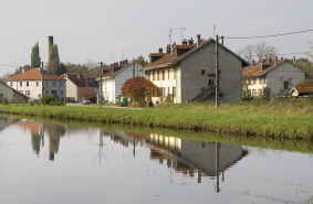 Cité ouvrière vue depuis le canal, à l'est. © Région Bourgogne-Franche-Comté, Inventaire du patrimoine