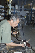 Façonnage d'un pied de lampe. © Région Bourgogne-Franche-Comté, Inventaire du patrimoine