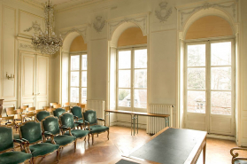 Vue d'ensemble du salon avec les trois fenêtres. © Région Bourgogne-Franche-Comté, Inventaire du patrimoine