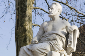 Monument dédié à Victor Hugo : détail du buste de la statue de trois quarts droit. © Région Bourgogne-Franche-Comté, Inventaire du patrimoine