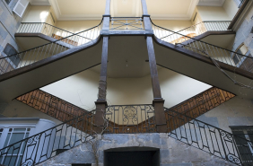 Détail de l'escalier à cage ouverte, de face. © Région Bourgogne-Franche-Comté, Inventaire du patrimoine