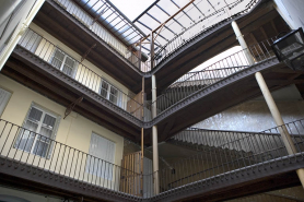 Première cour : vue de l'escalier à cage ouverte et des coursières sur la façade postérieure du logis principal. © Région Bourgogne-Franche-Comté, Inventaire du patrimoine