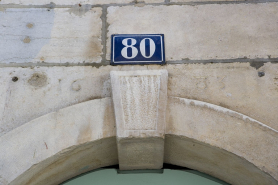 Détail de la date au-dessus de la porte d'entrée du couloir. © Région Bourgogne-Franche-Comté, Inventaire du patrimoine