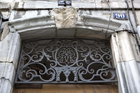 Détail du tympan en ferronnerie de la porte du couloir. © Région Bourgogne-Franche-Comté, Inventaire du patrimoine