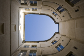 Vue des bâtiments autour de la cour en contre-plongée. © Région Bourgogne-Franche-Comté, Inventaire du patrimoine