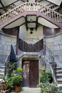 Détail de la partie inférieure de l'escalier à cage ouverte avec l'entrée de cave. © Région Bourgogne-Franche-Comté, Inventaire du Patrimoine