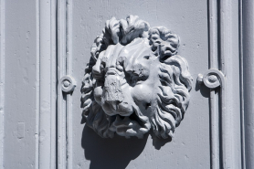 Logis principal : détail d'une tête de lion sur l'un des vantaux du portail d'entrée : de trois quarts. © Région Bourgogne-Franche-Comté, Inventaire du Patrimoine