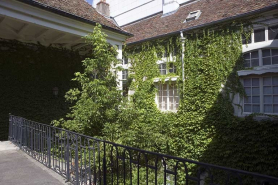 Détail de l'aile en fond de cour depuis le passage au-dessus du portail dans clôture. © Région Bourgogne-Franche-Comté, Inventaire du Patrimoine