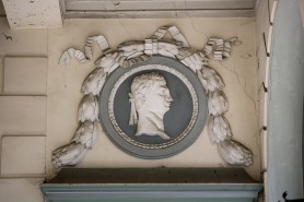 Escalier d'honneur, rez-de-chaussée : détail du dessus de porte droit. © Région Bourgogne-Franche-Comté, Inventaire du Patrimoine