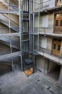 Vue de l'ascenseur situé à un angle de la cour. © Région Bourgogne-Franche-Comté, Inventaire du Patrimoine