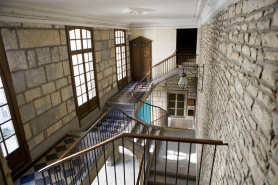 Première cour : vue d'ensemble de l'escalier d'honneur situé dans l'aile gauche. © Région Bourgogne-Franche-Comté, Inventaire du Patrimoine