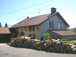 Façade antérieure et pignon sud-ouest vus de trois quarts. © Région Bourgogne-Franche-Comté, Inventaire du patrimoine