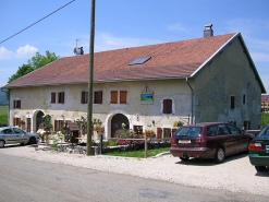 Façade antérieure vue de trois quarts. © Région Bourgogne-Franche-Comté, Inventaire du patrimoine