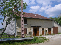 Façade antérieure et pignon sud-ouest vus de trois quarts. © Région Bourgogne-Franche-Comté, Inventaire du patrimoine