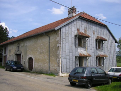 Façade antérieure et pignon sud-ouest vus de trois quarts. © Région Bourgogne-Franche-Comté, Inventaire du patrimoine