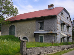 Façade antérieure et pignon sud-ouest vus de trois quarts. © Région Bourgogne-Franche-Comté, Inventaire du patrimoine